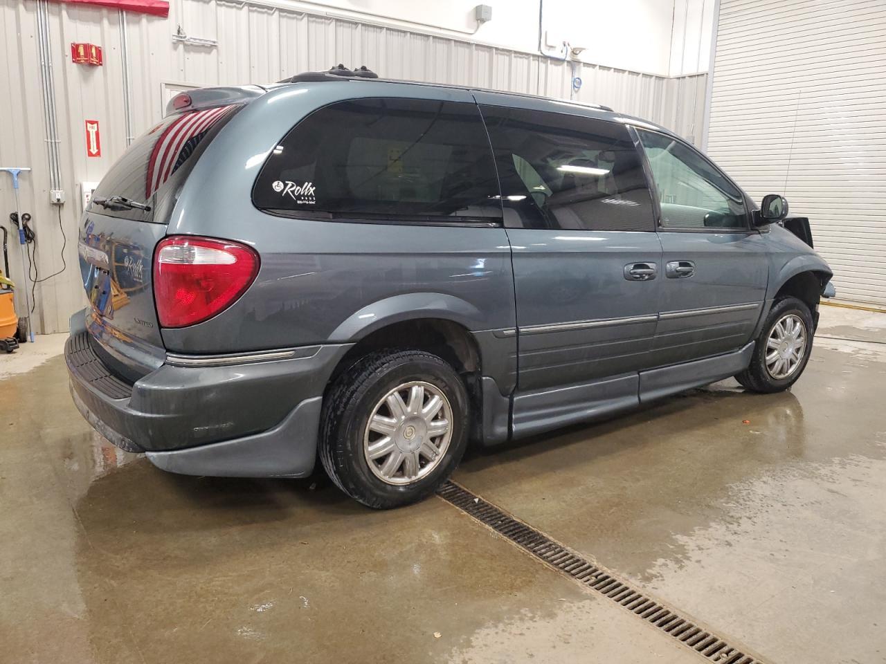 2005 Chrysler Town & Country Limited - Image 3