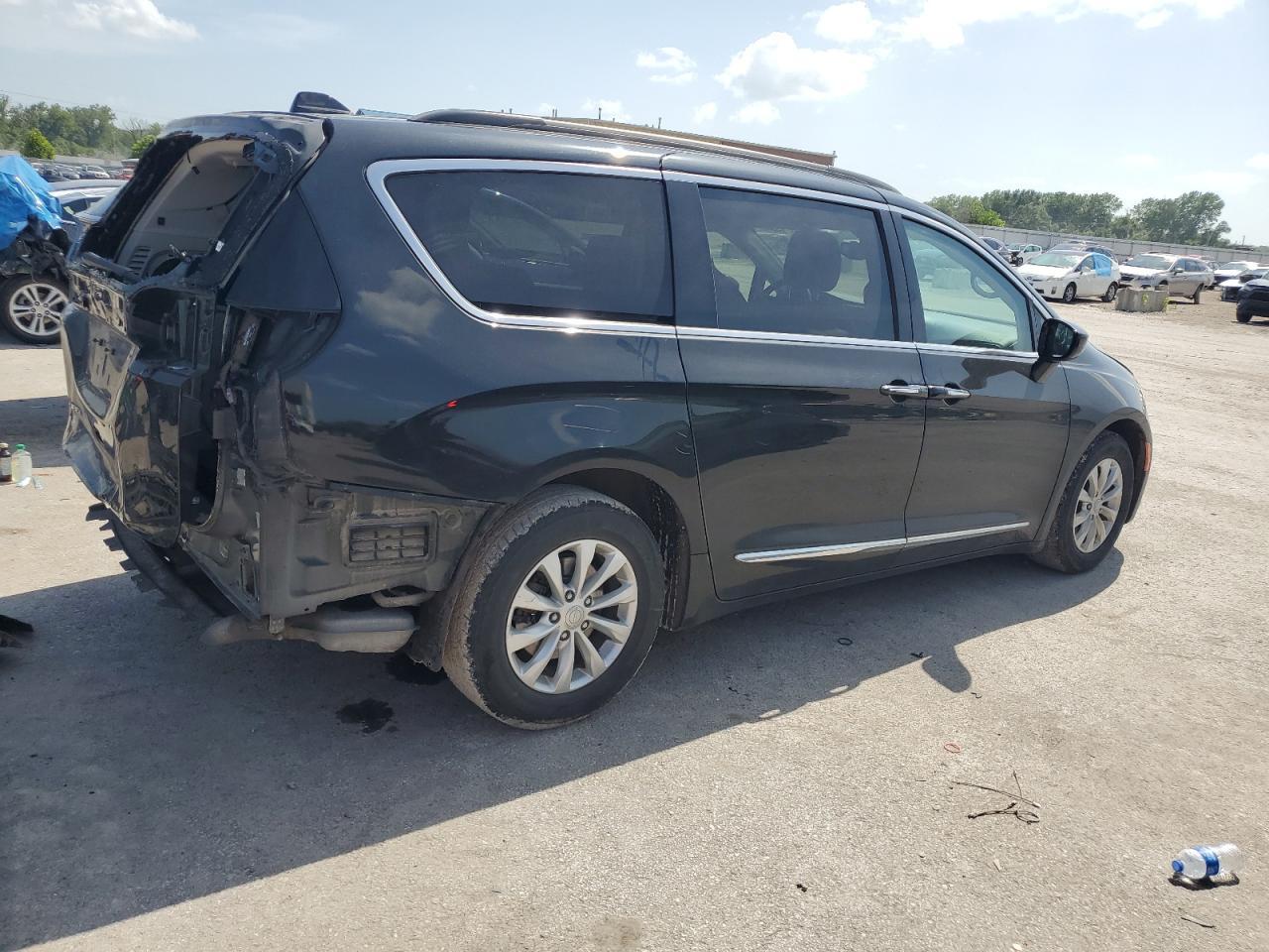 2017 Chrysler Pacifica Touring L - Фото 3