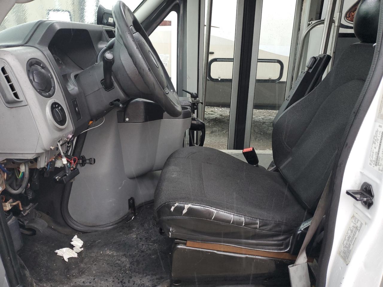 2018 Ford Econoline E450 Super Duty Cutaway Van - Фото 5