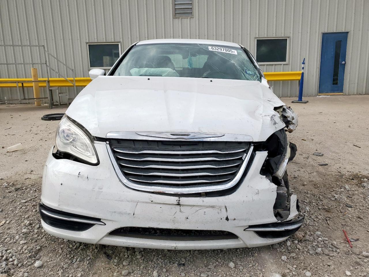 2013 Chrysler 200 Lx - Image 5