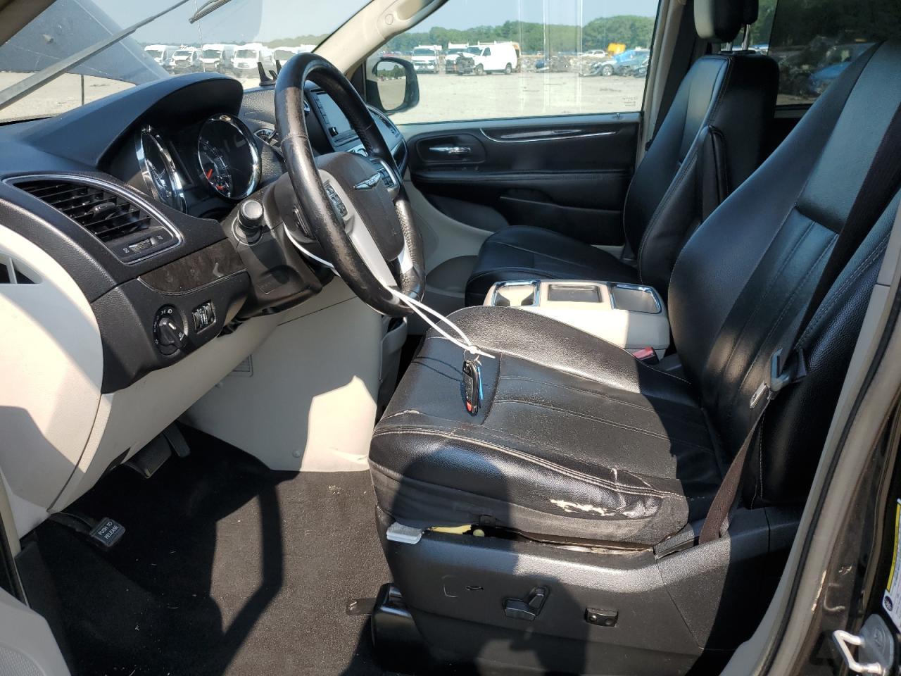 2014 Chrysler Town & Country Touring - Image 7