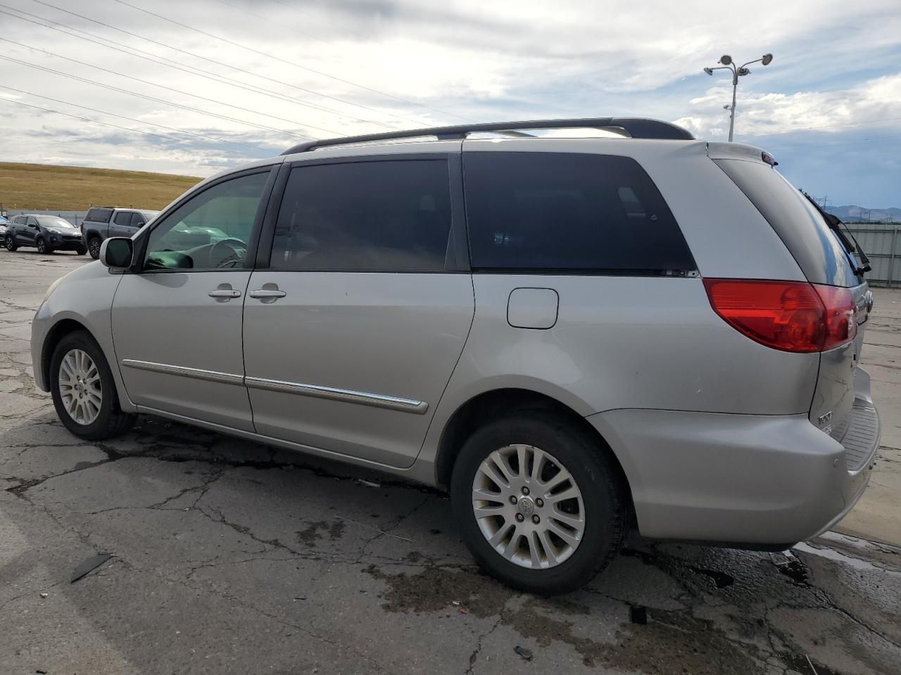 2010 Toyota Sienna Xle - Фото 2