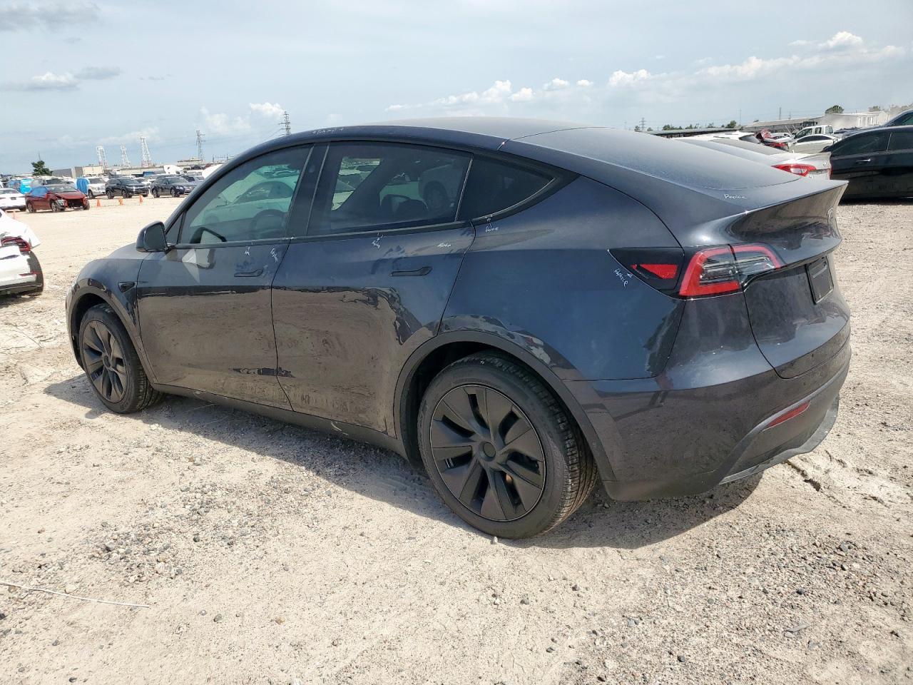 2025 Tesla Model Y - Фото 2