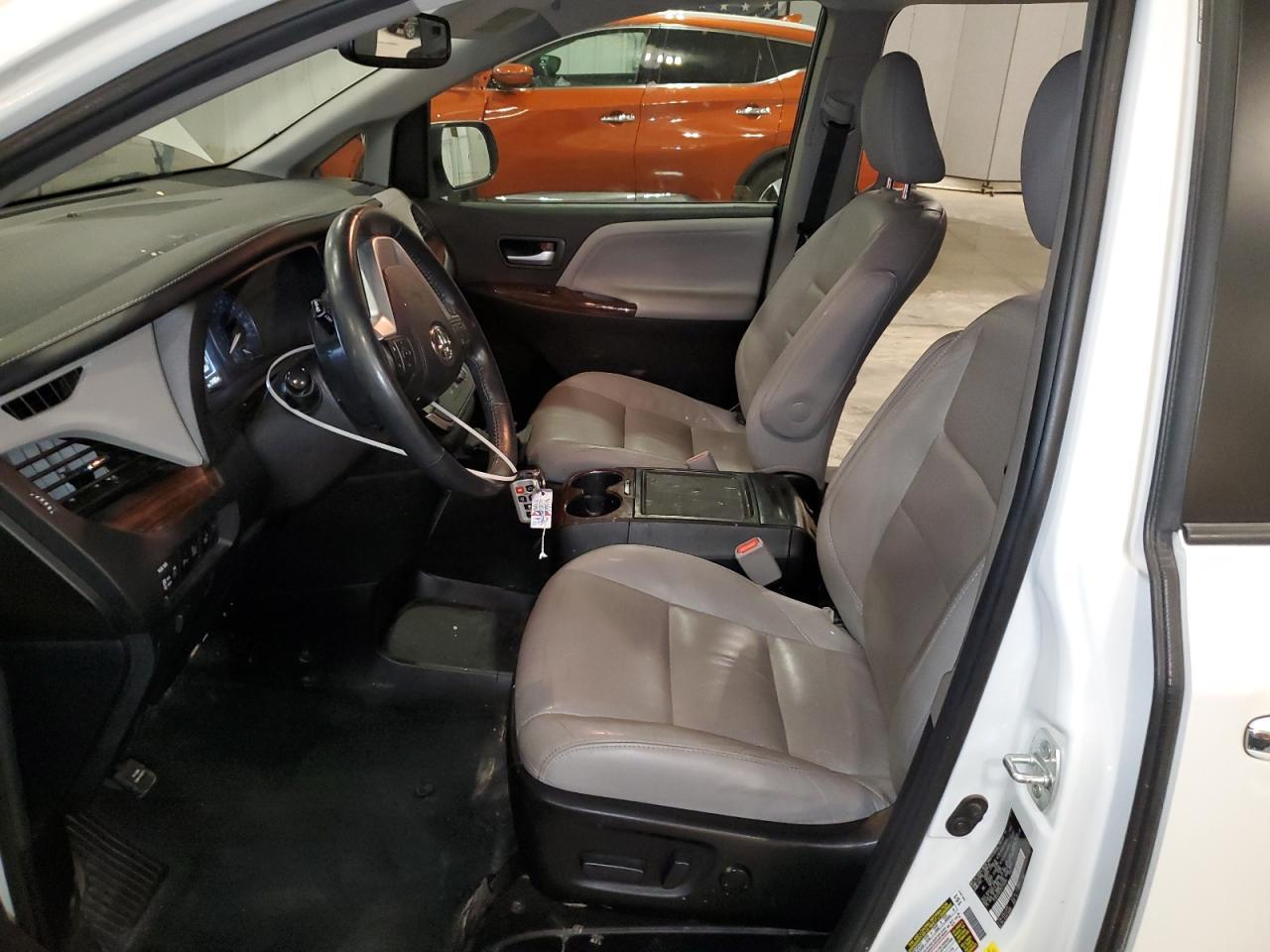 2017 Toyota Sienna Xle - Фото 7