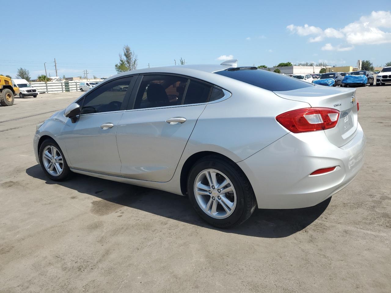 2017 Chevrolet Cruze Lt - Image 2