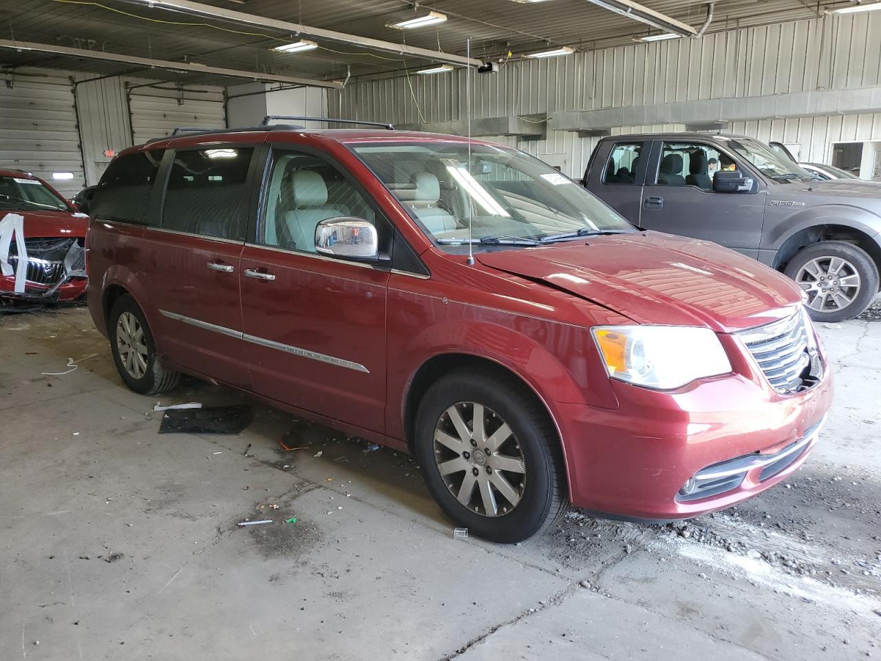 2011 Chrysler Town & Country Touring L - Фото 4