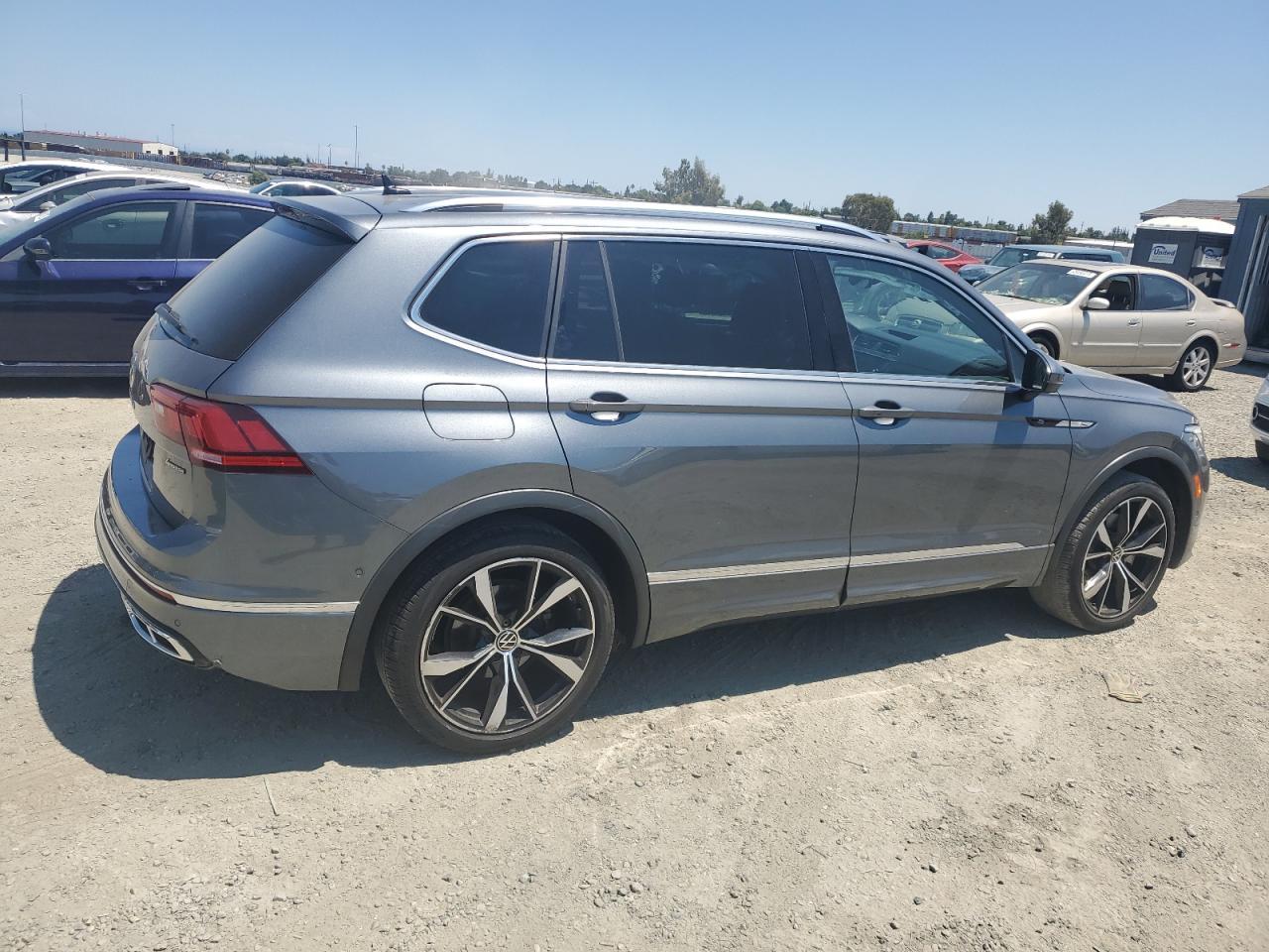 2022 Volkswagen Tiguan Sel R-Line - Image 3