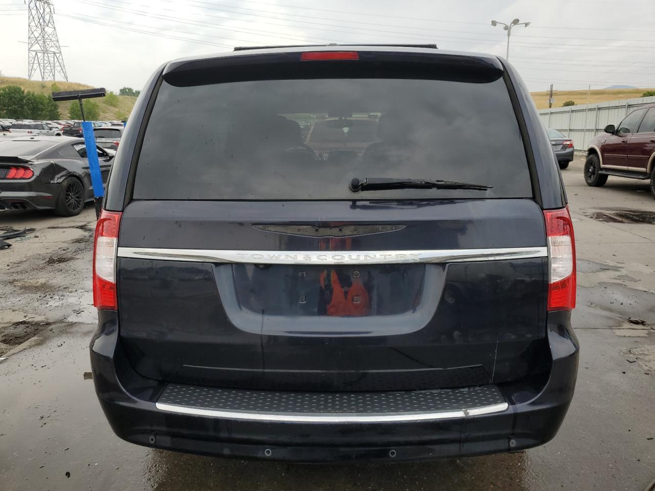 2011 Chrysler Town & Country Touring L - Фото 6