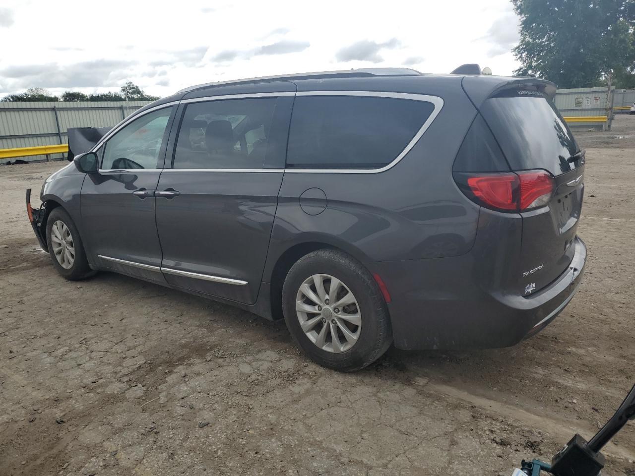2019 Chrysler Pacifica Touring L - Image 2