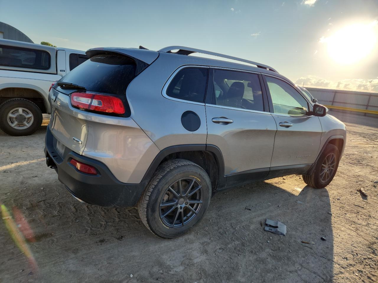 2016 Jeep Cherokee Latitude - Image 3