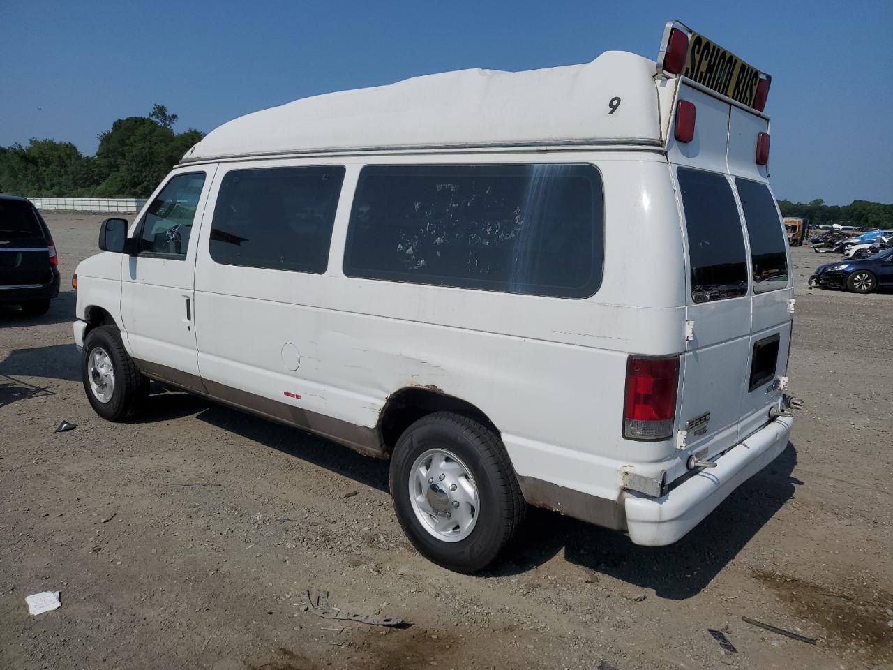 2012 Ford Econoline E250 Van - Фото 2