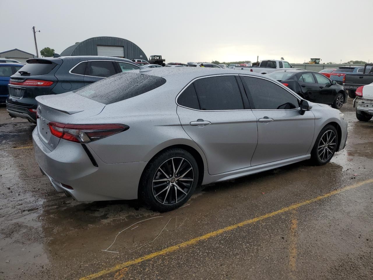 2022 Toyota Camry Se - Фото 3