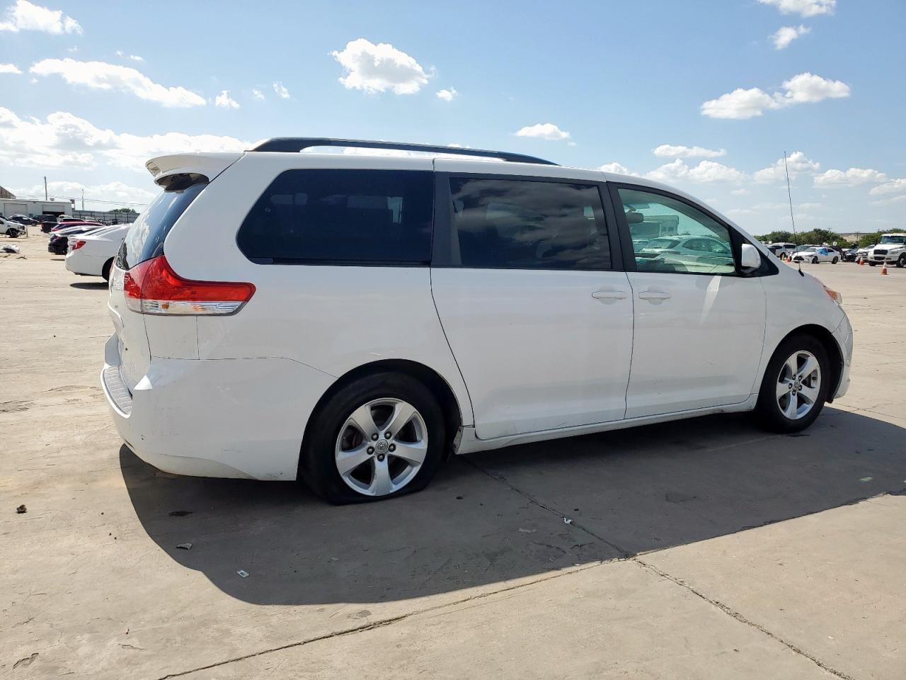 2014 Toyota Sienna Le - Фото 3