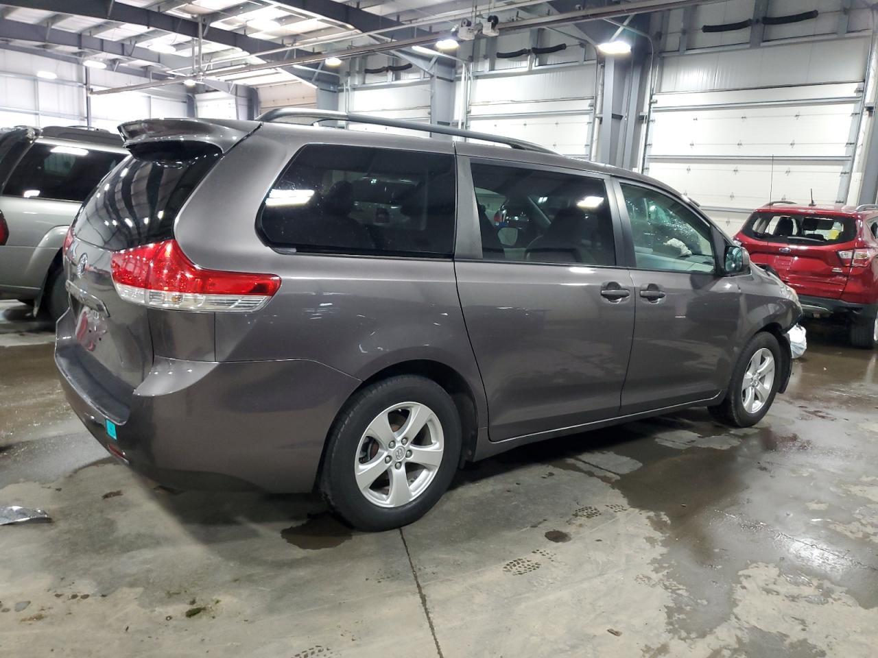 2014 Toyota Sienna Le - Image 3