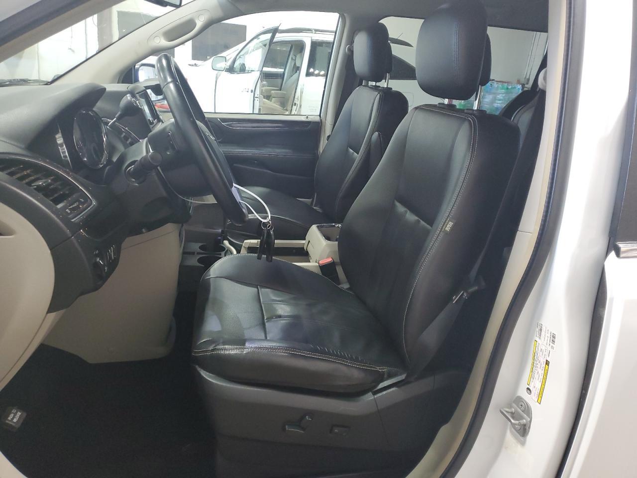2014 Chrysler Town & Country Touring - Фото 7