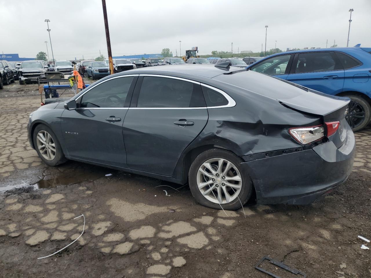 2017 Chevrolet Malibu Lt - Image 2