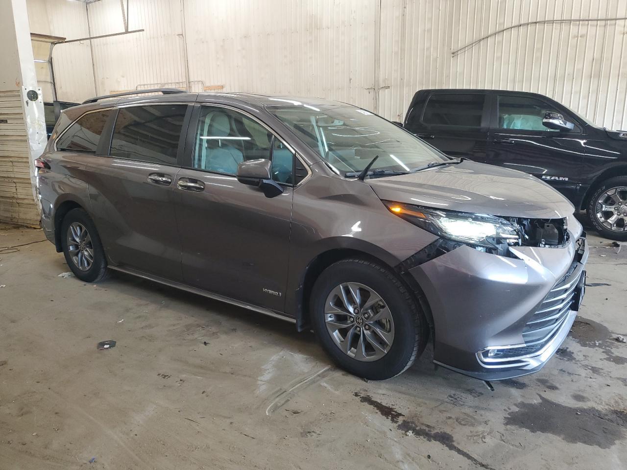 2021 Toyota Sienna Xle - Фото 4