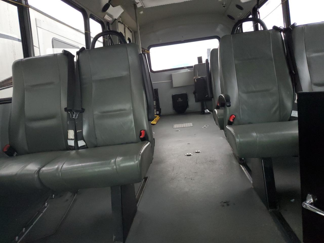 2018 Ford Econoline E450 Super Duty Cutaway Van - Фото 6