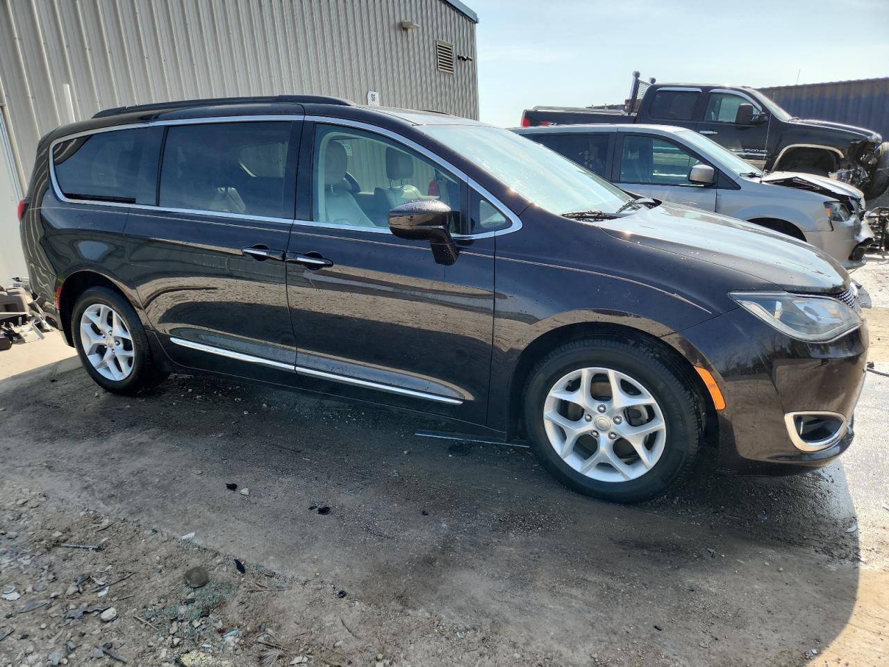 2017 Chrysler Pacifica Touring L - Фото 4