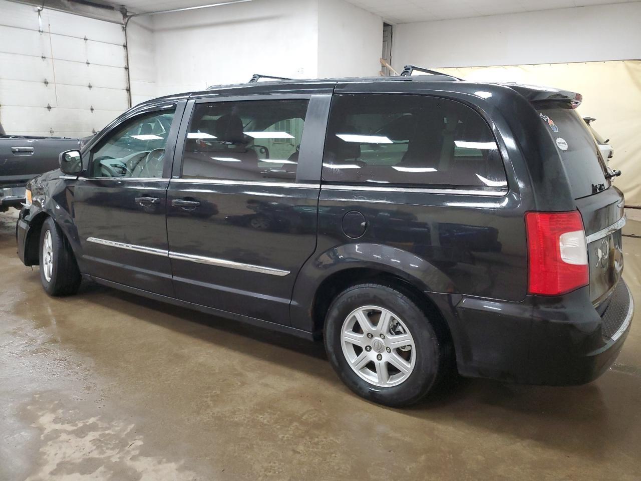 2013 Chrysler Town & Country Touring - Image 2