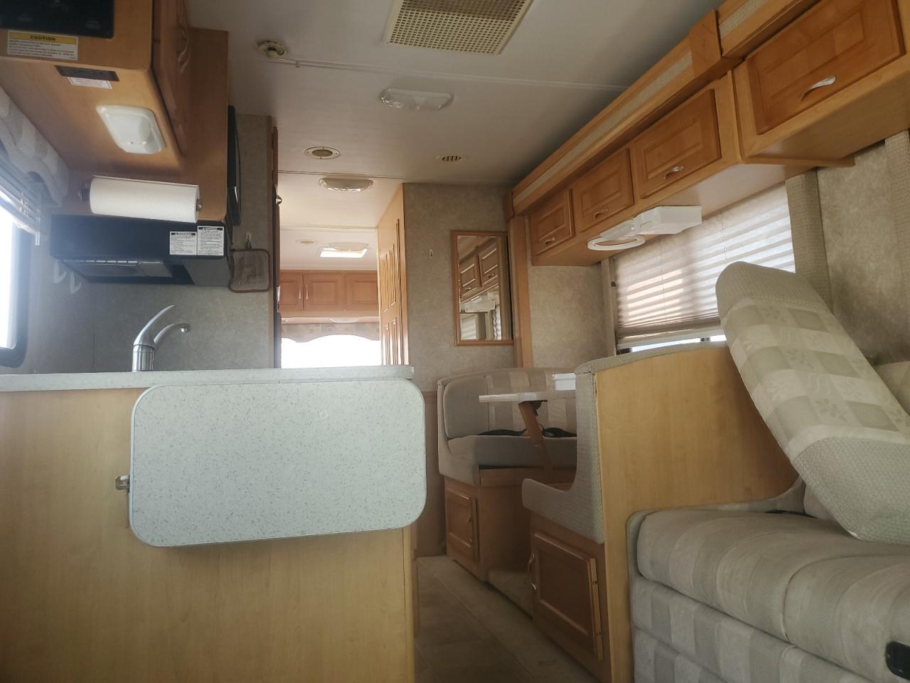 2006 Ford Econoline E450 Super Duty Cutaway Van - Image 6