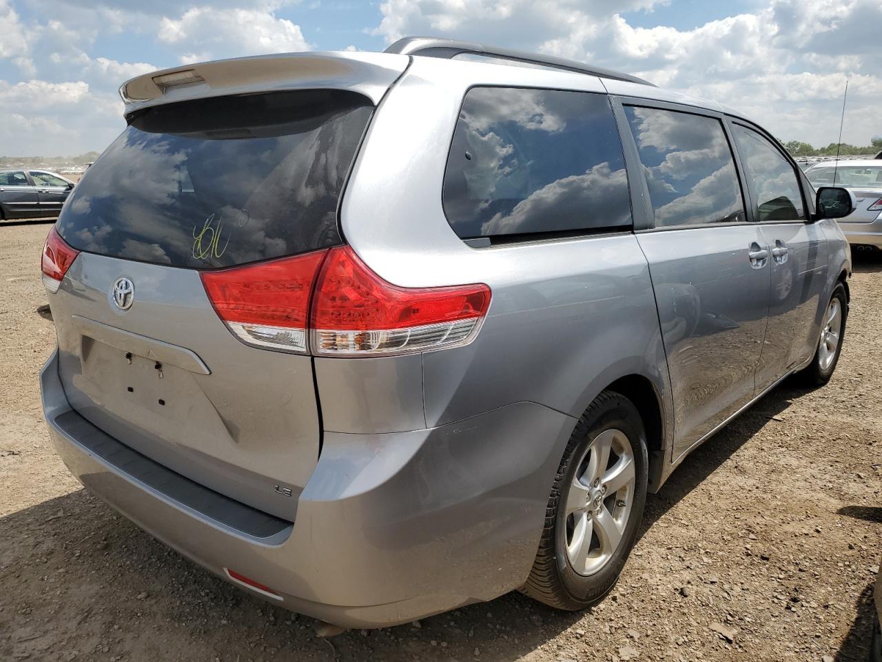 2012 Toyota Sienna Le - Фото 3