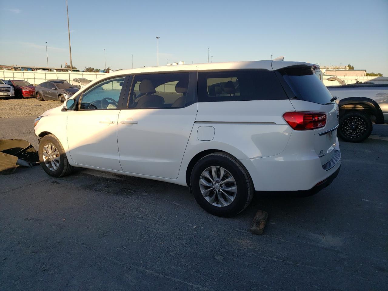 2020 Kia Sedona Lx - Фото 2