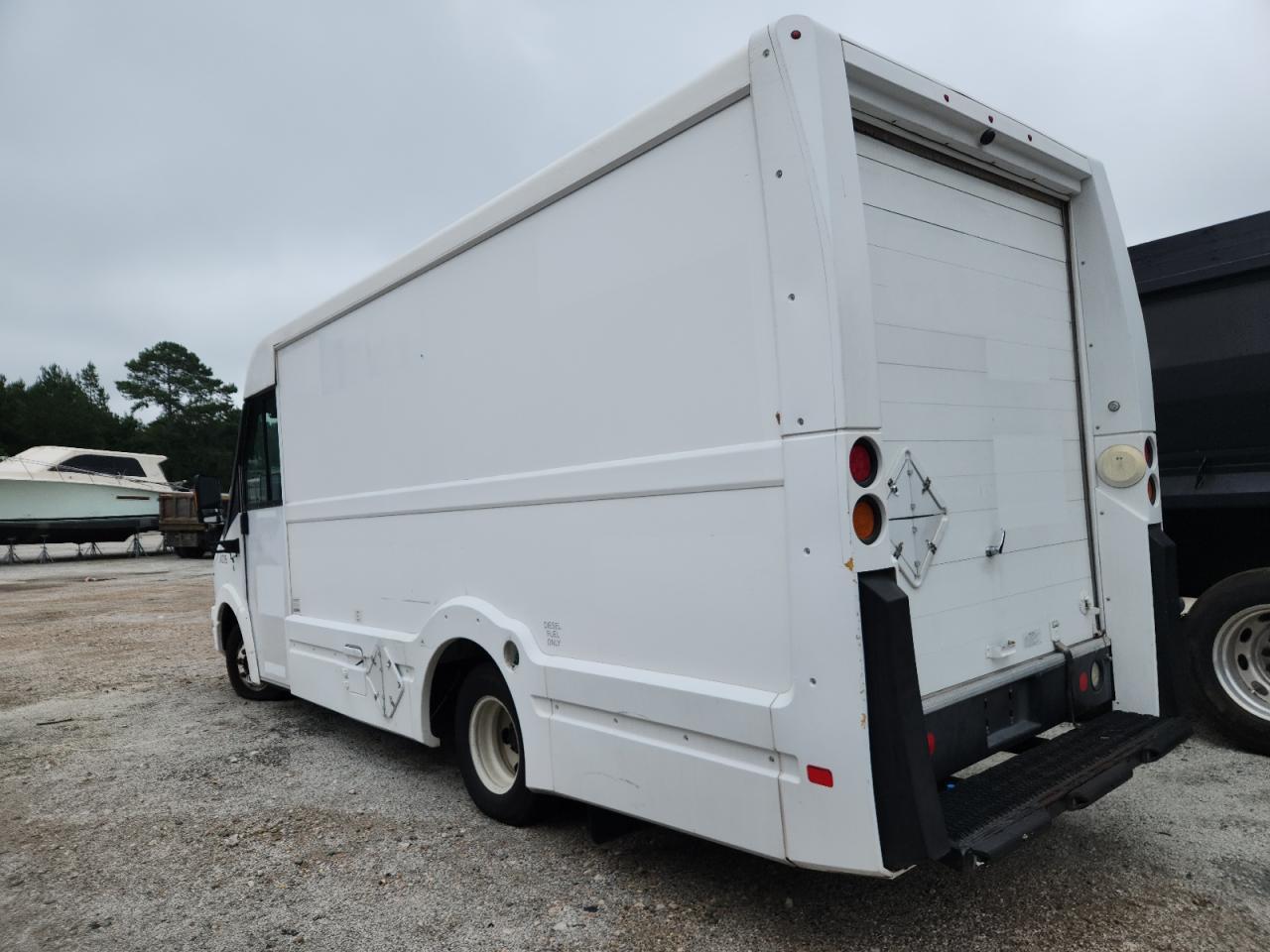 2018 Isuzu Npr - Image 2