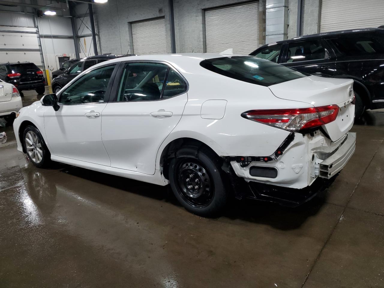 2019 Toyota Camry L - Фото 2