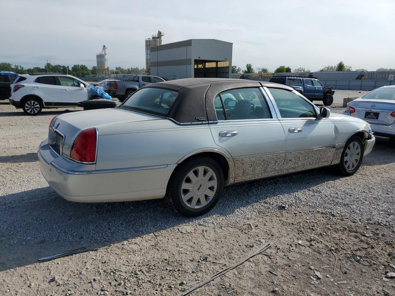 2005 Lincoln Town Car Signature Limited - Фото 3