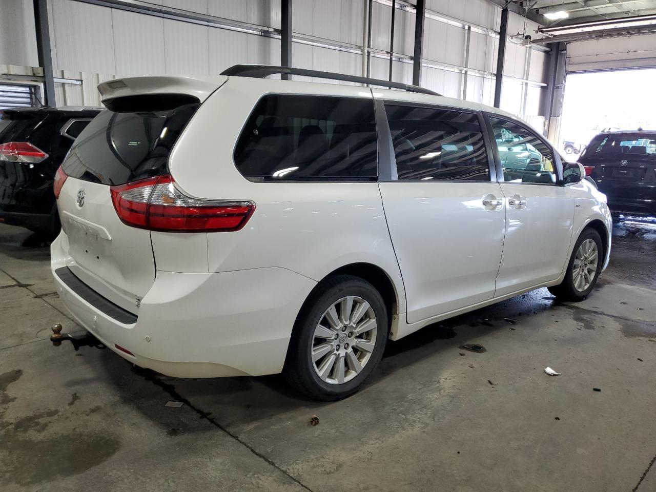 2017 Toyota Sienna Xle - Image 3