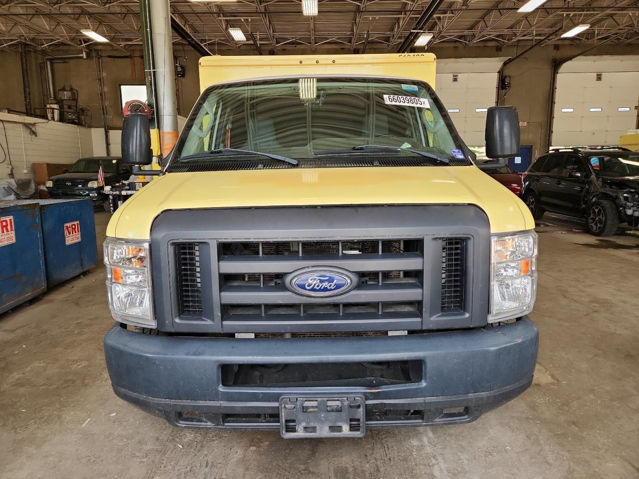 2018 Ford Econoline E450 Super Duty Cutaway Van - Фото 5