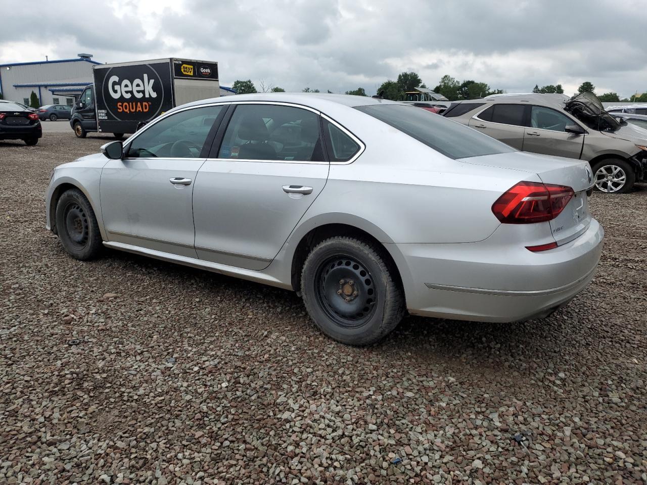 2017 Volkswagen Passat S - Фото 2