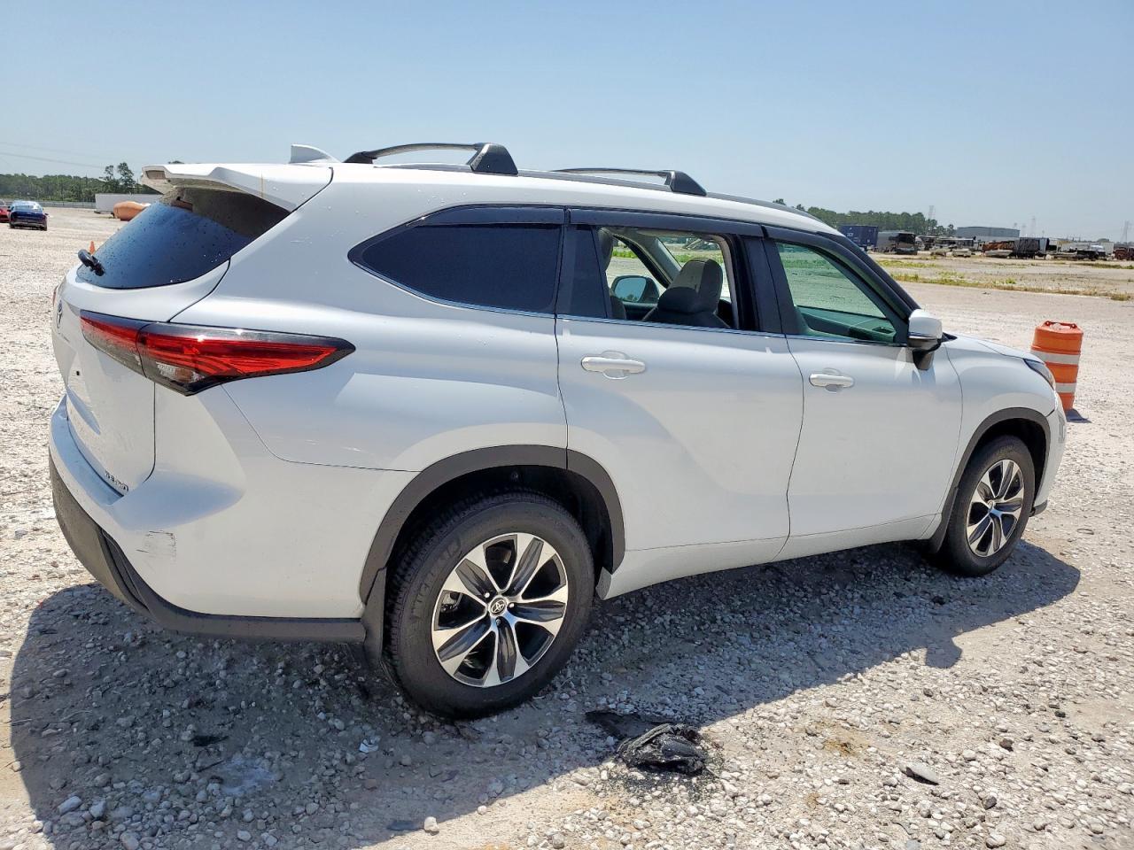 2023 Toyota Highlander L - Image 3