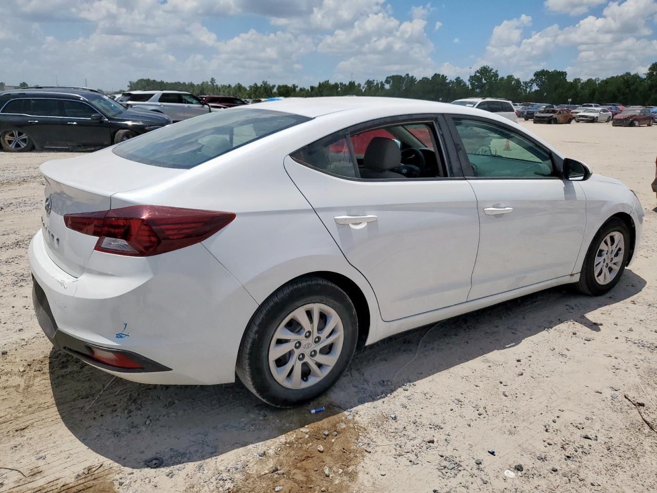 2020 Hyundai Elantra Se - Image 3