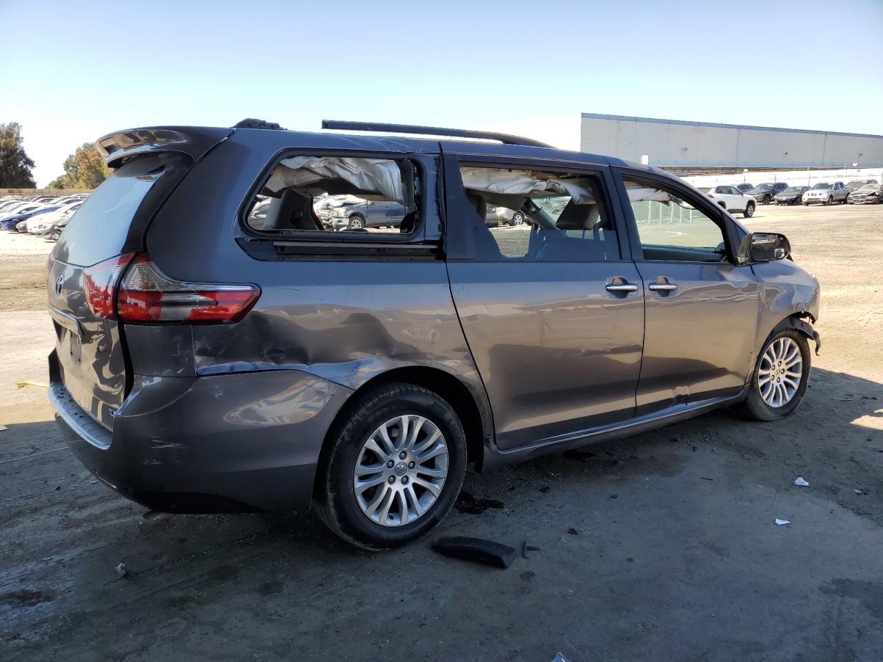 2016 Toyota Sienna Xle - Image 3