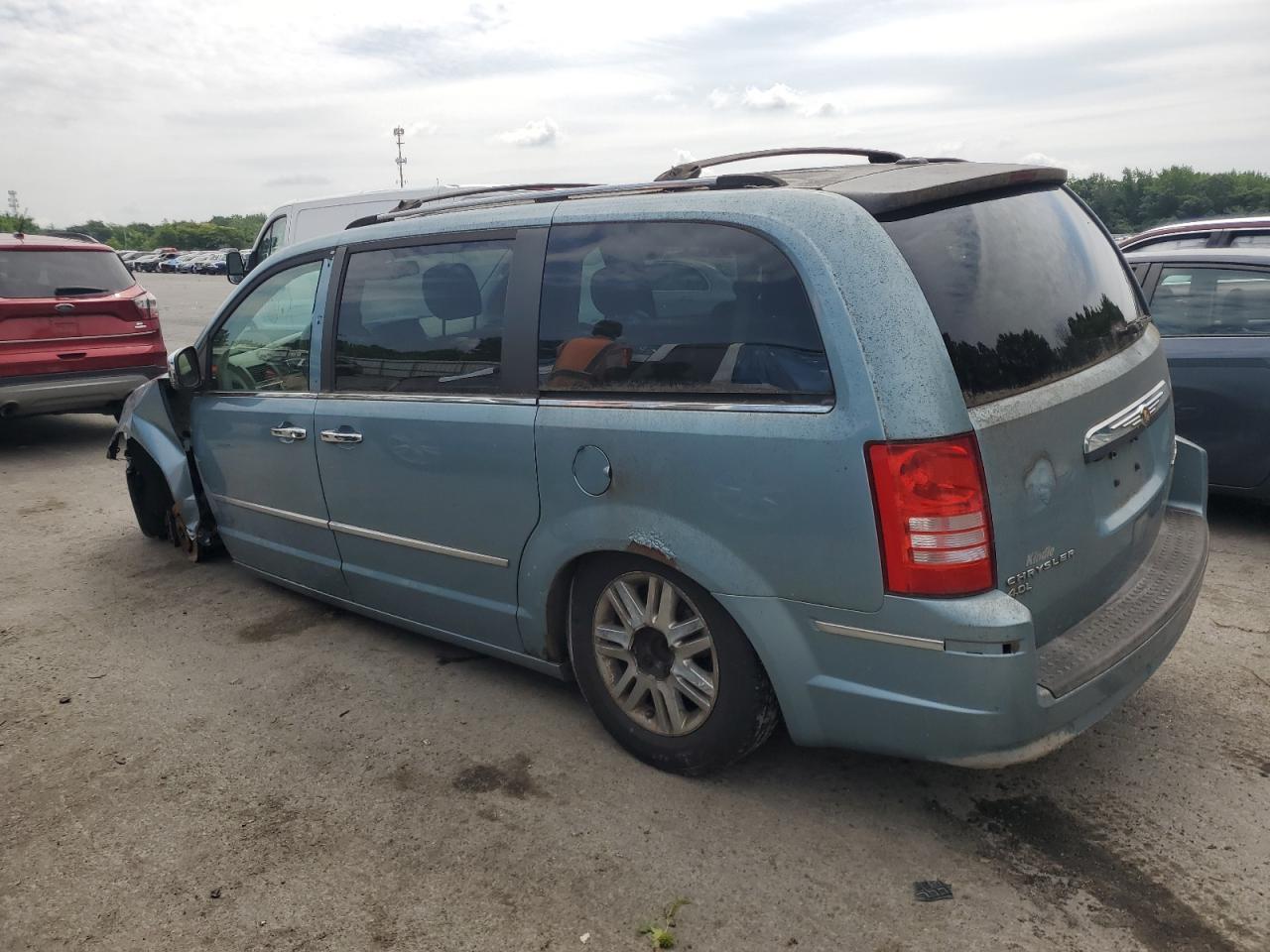 2010 Chrysler Town & Country Limited - Фото 2