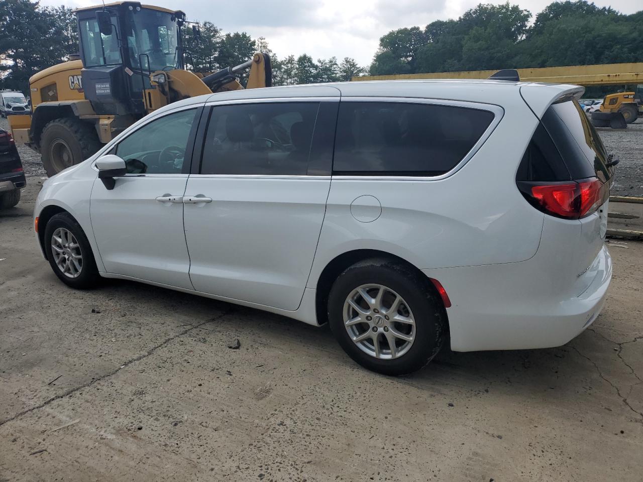 2022 Chrysler Voyager Lx - Фото 2