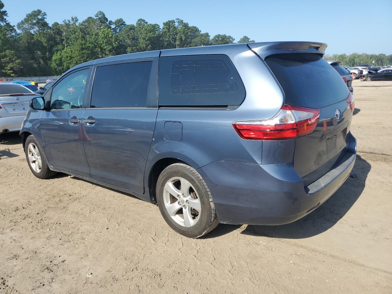 2016 Toyota Sienna - Image 2