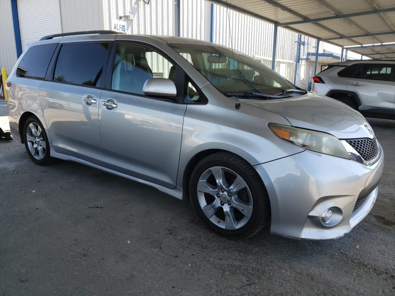 2013 Toyota Sienna Sport - Фото 4
