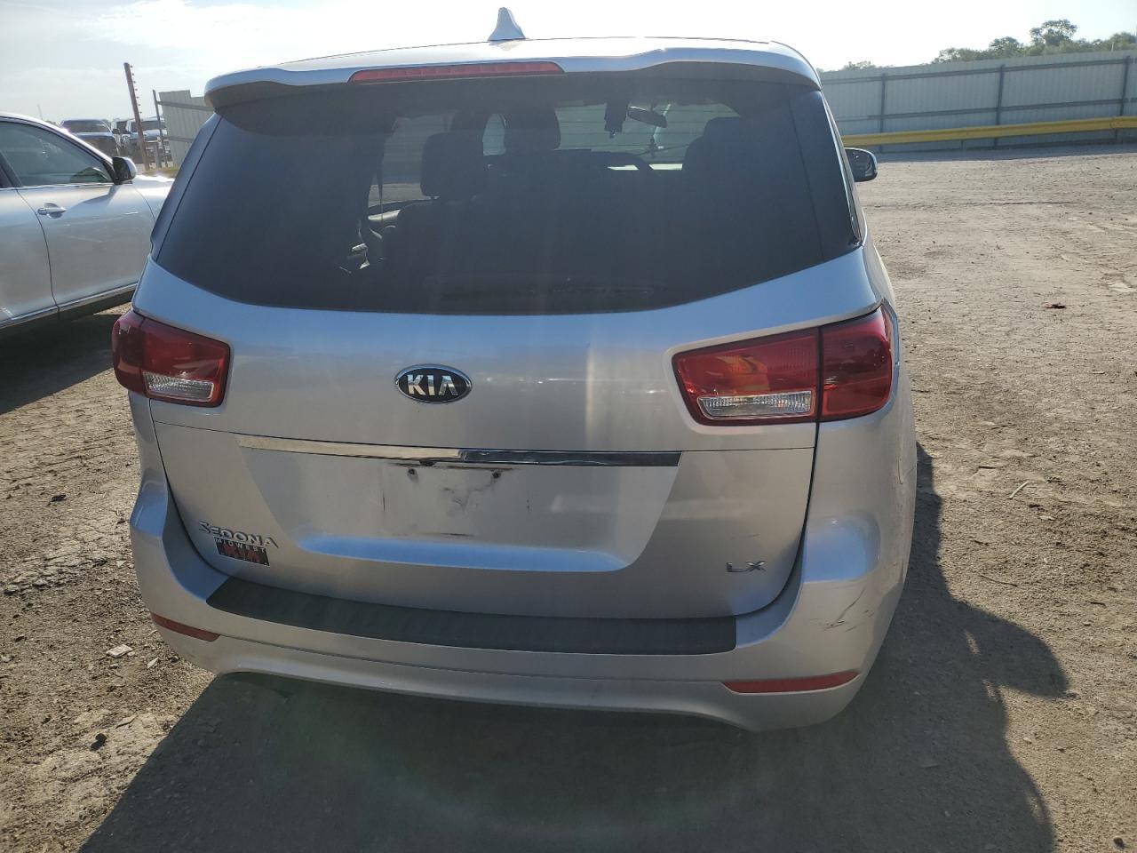 2017 Kia Sedona Lx - Фото 6