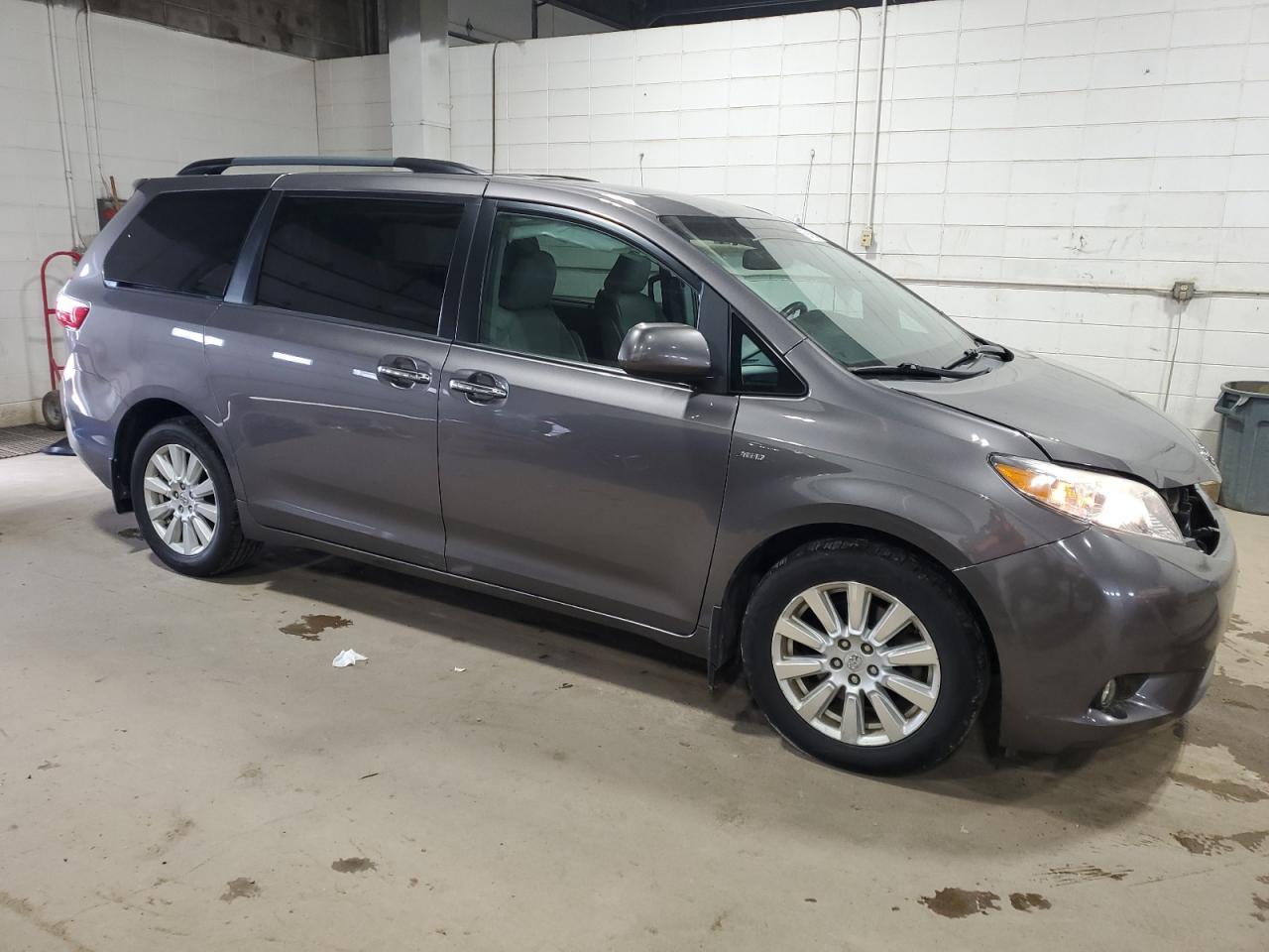 2017 Toyota Sienna Xle - Фото 4
