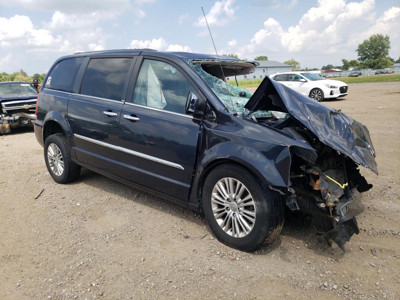 2013 Chrysler Town & Country Touring L - Фото 4