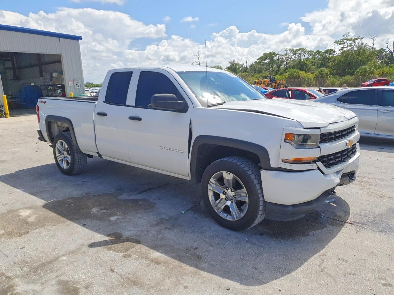 2018 Chevrolet Silverado K1500 Custom - Фото 4