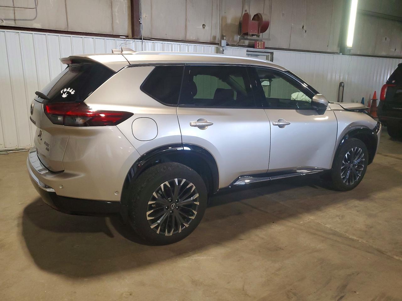 2025 Nissan Rogue Platinum - Фото 3