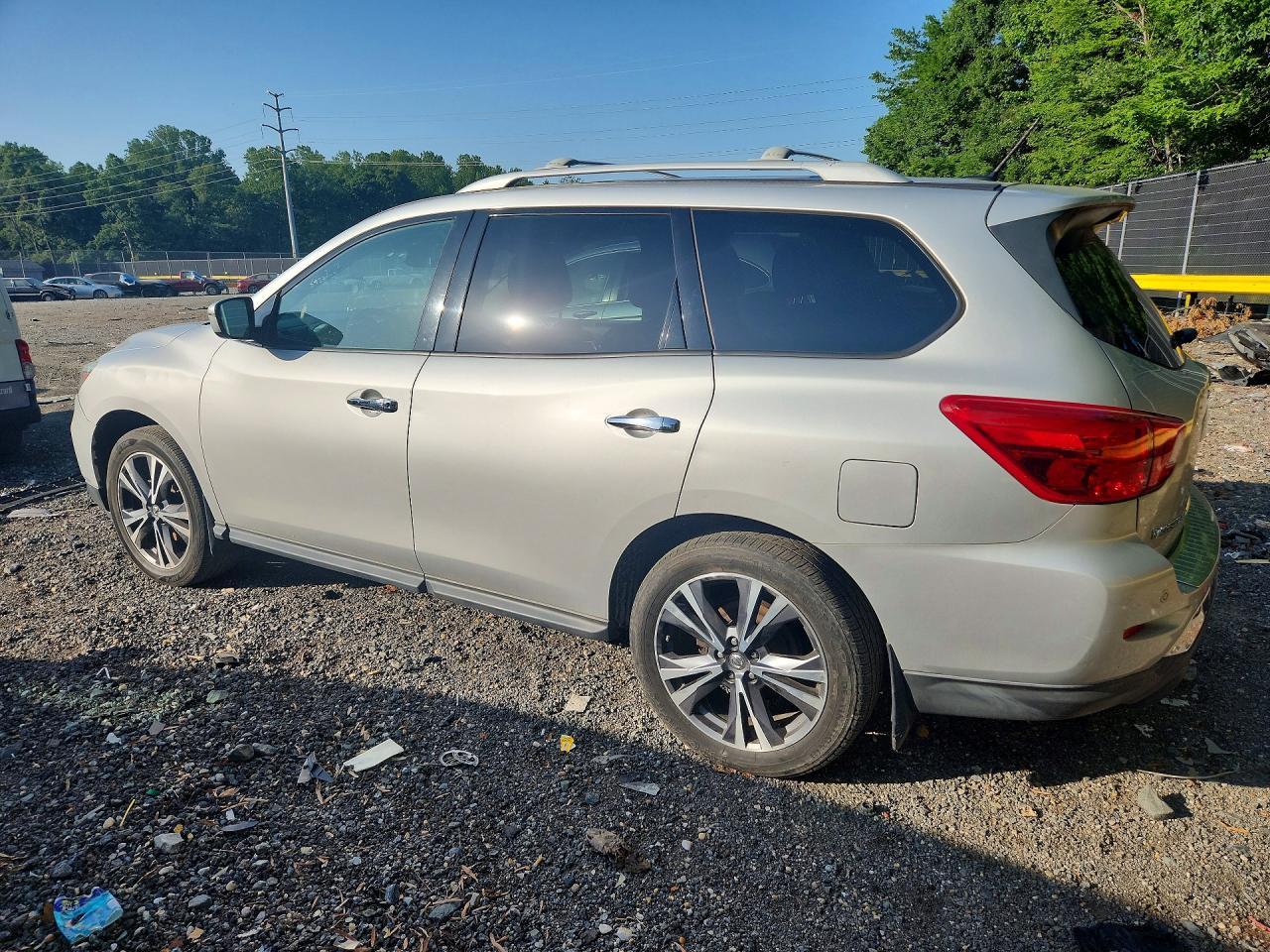 2017 Nissan Pathfinder Sv - Фото 2
