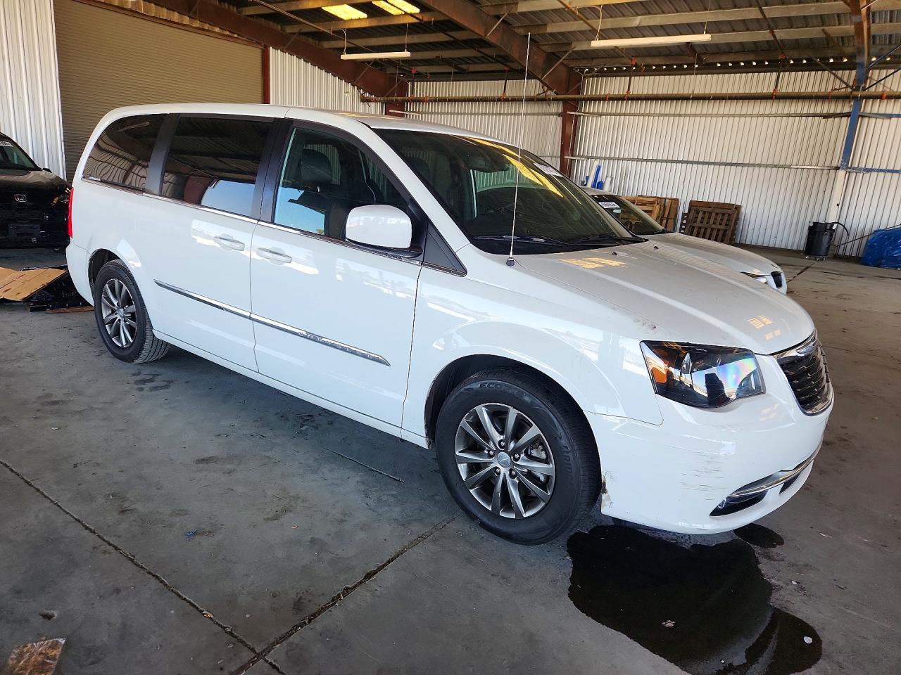 2015 Chrysler Town & Country S - Фото 4