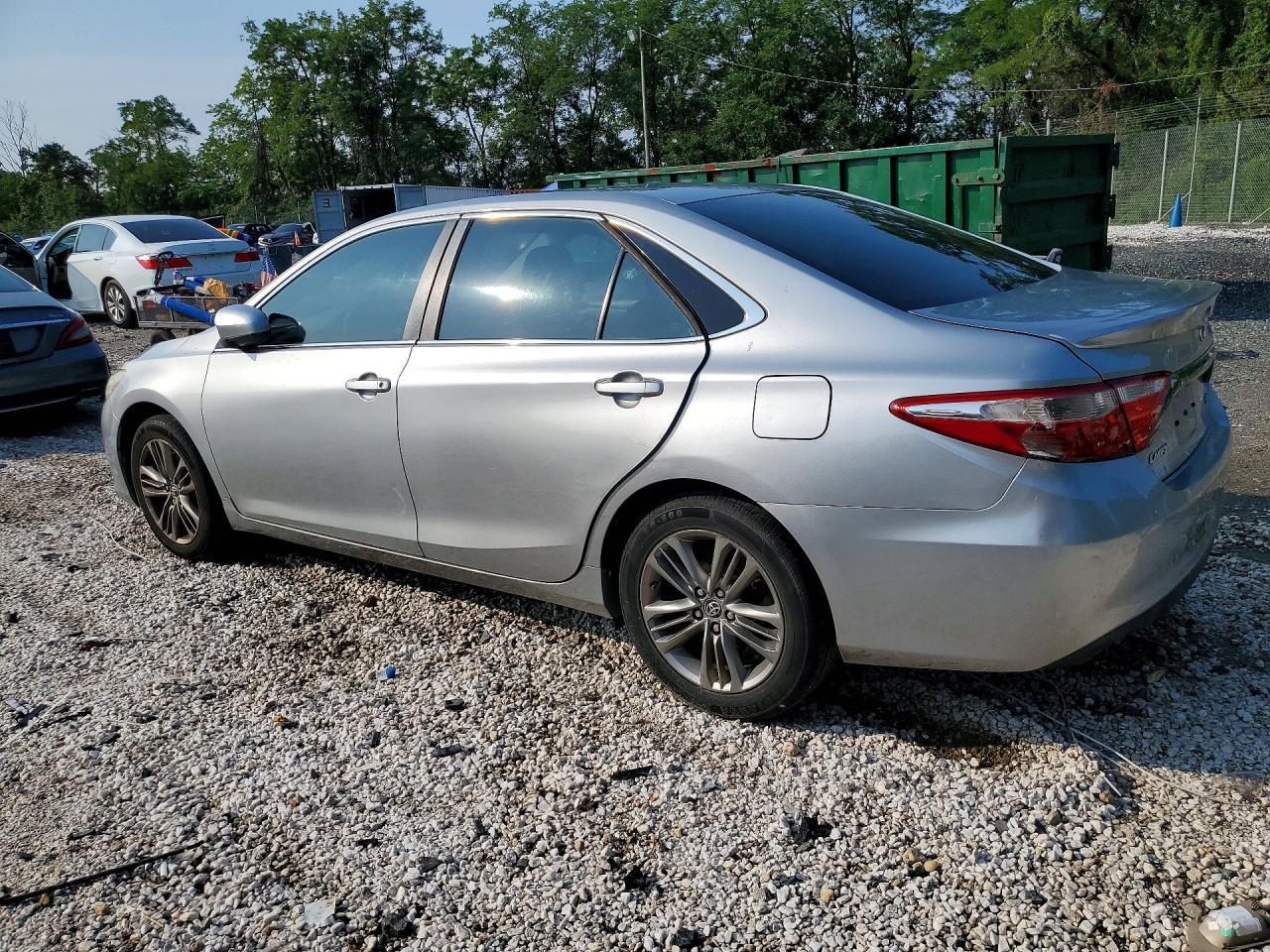 2016 Toyota Camry Se - Фото 2