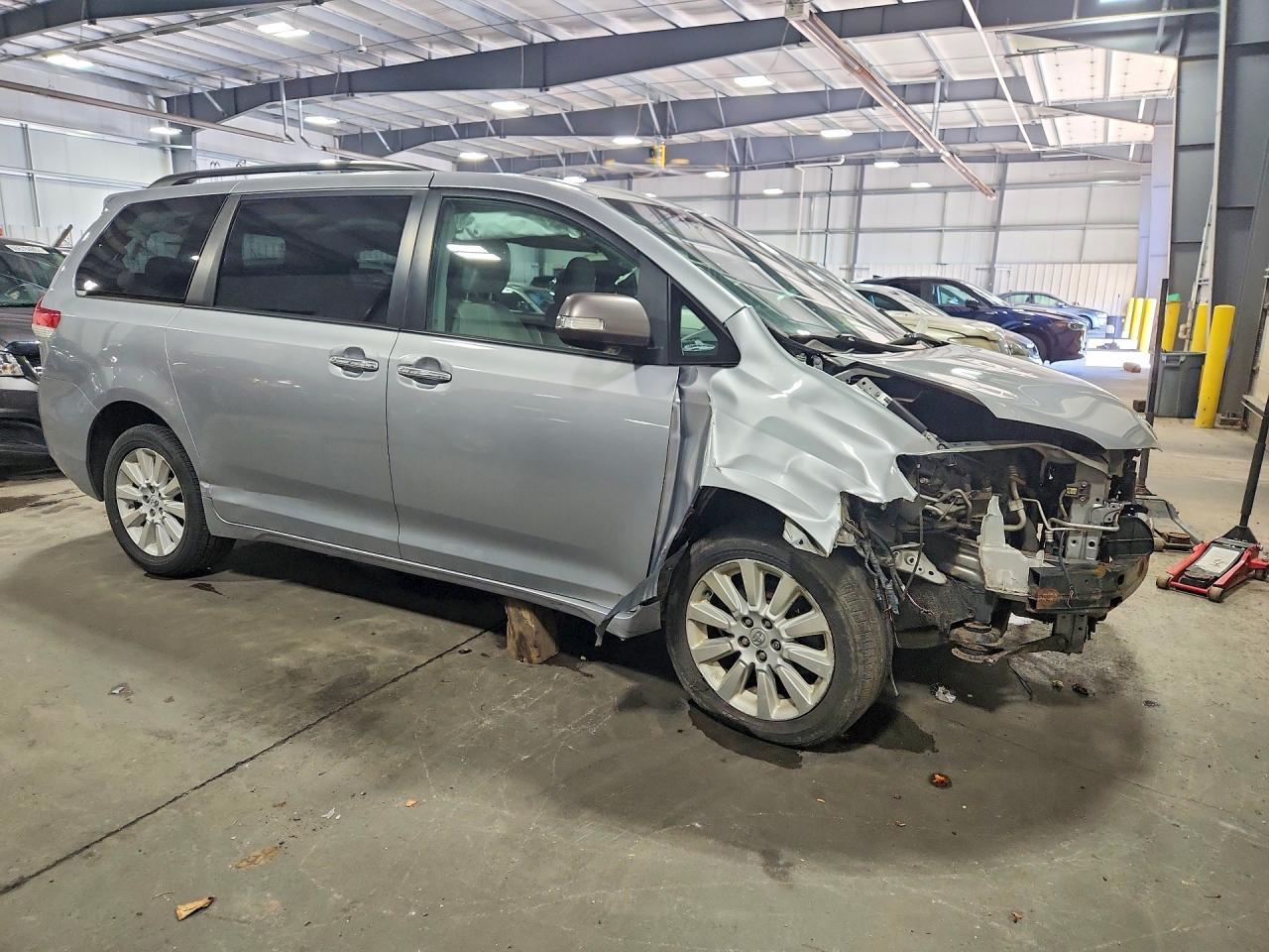 2013 Toyota Sienna Limited 7-Passenger - Фото 4