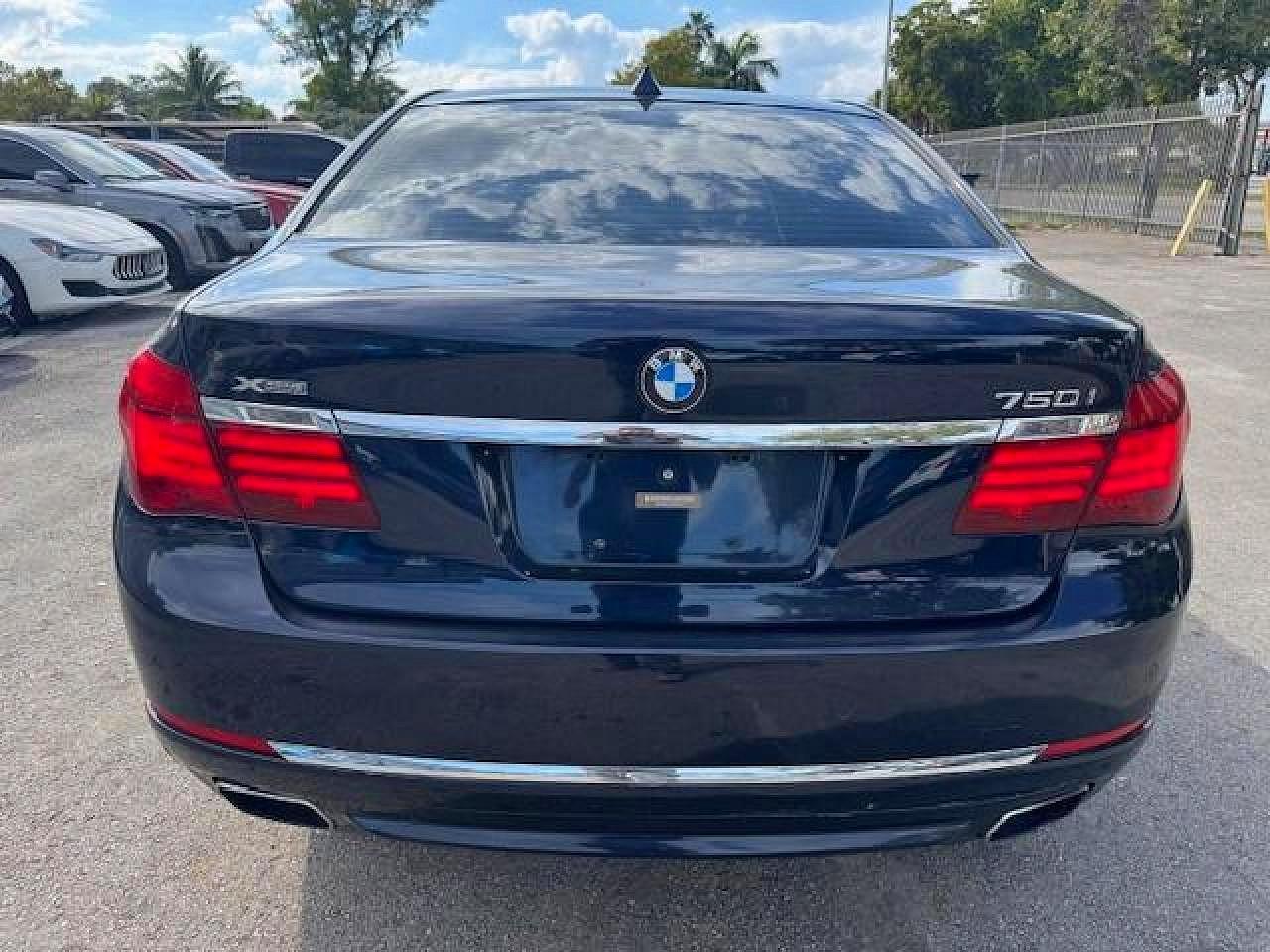 2015 BMW 750 Xi - Image 6